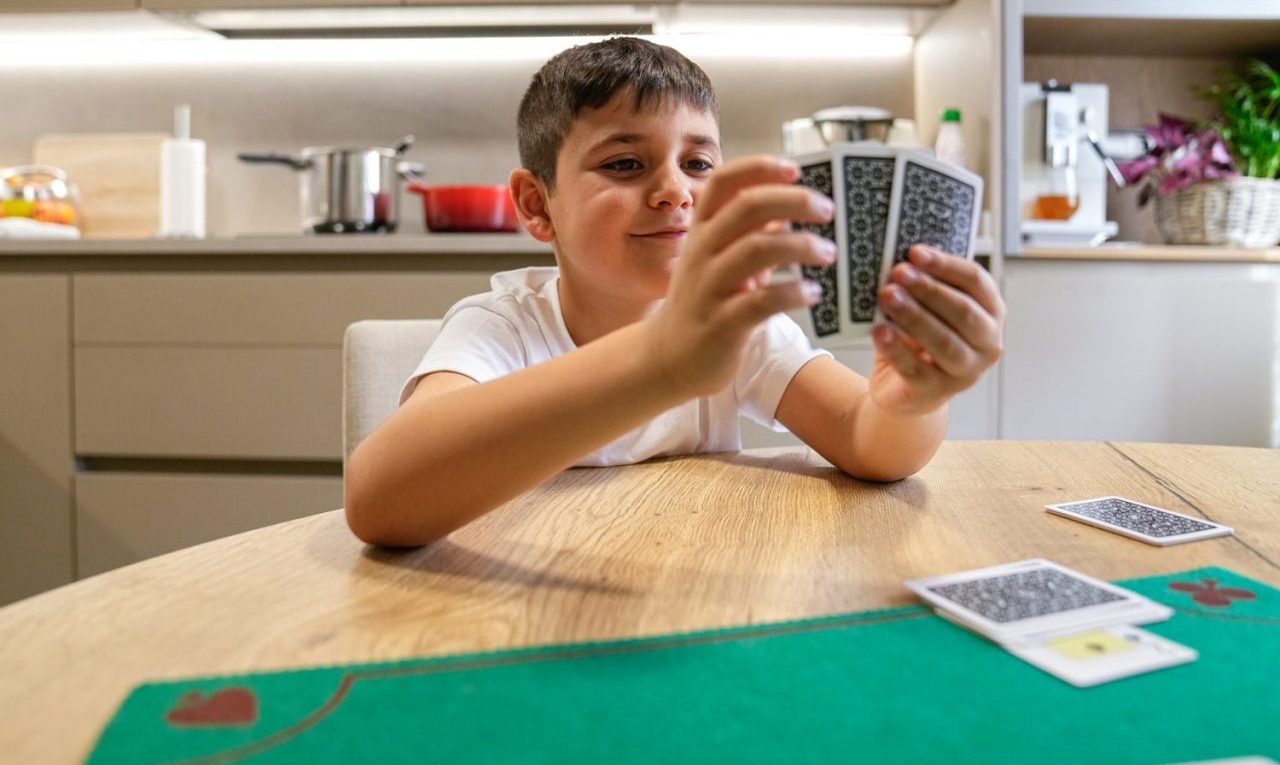 Des enfants jouent avec des cartes représentant différentes émotions pour apprendre à les reconnaître.